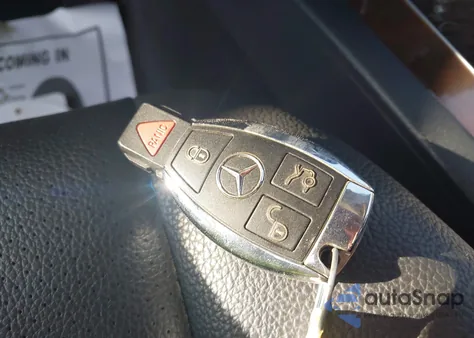 2015 Mercedes-Benz Glk 350 4Matic z USA, uszkodzony, nr VIN WDCGG8JB6FG350154